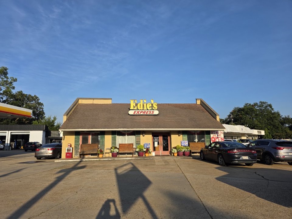 Front view of a plain breakfast restaurant.